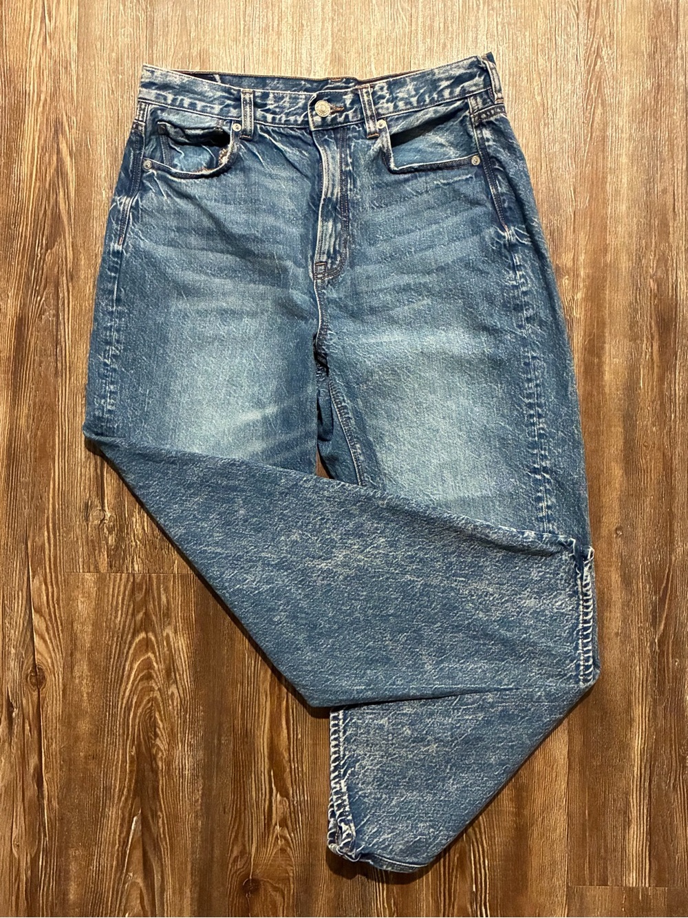 American Eagle high rise mom style jeans in a medium/light acid wash blue